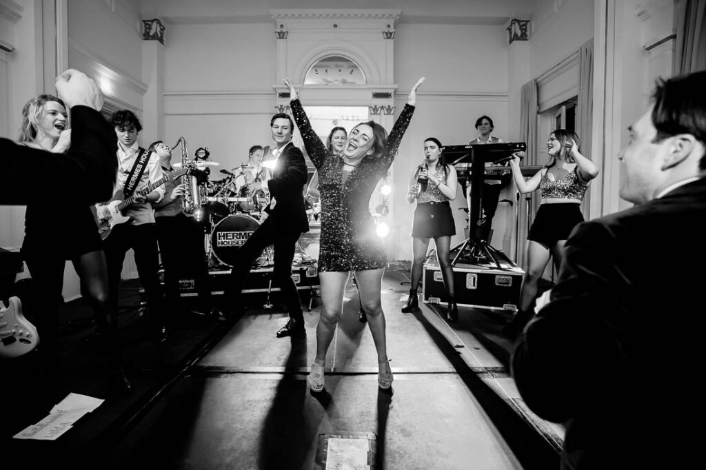 bruid op podium tijdens trouwfeest in Rotterdam