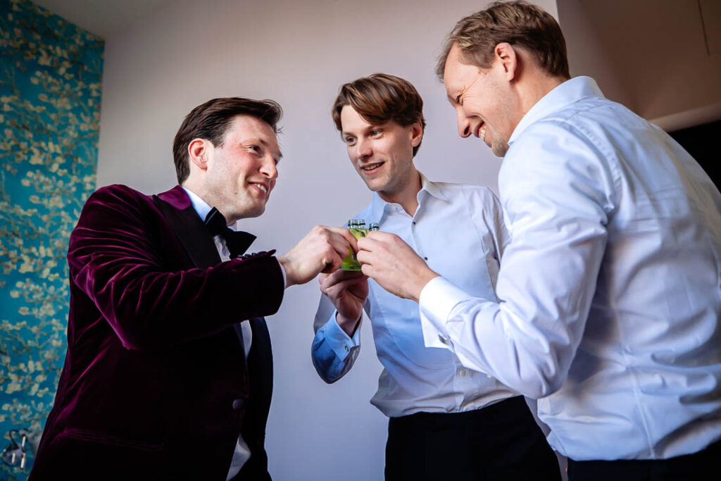 bruidegom toost op bruiloft in rotterdam