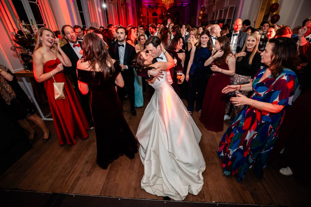 bruidspaar danst tijdens feest in Rotterdam