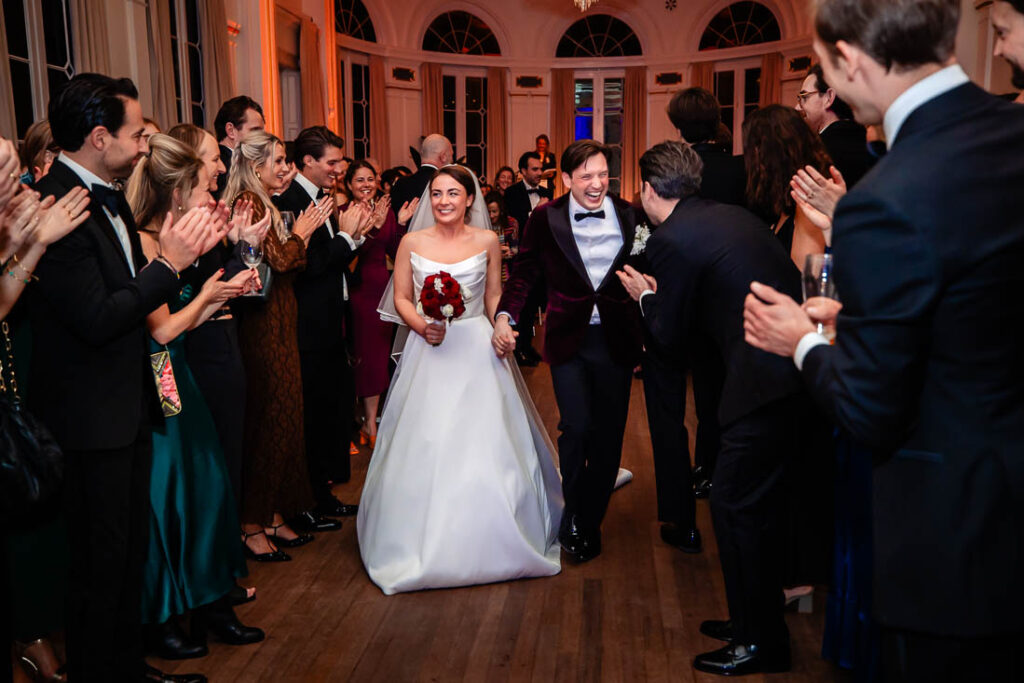 bruidspaar door een haag van gasten na ceremonie bij Wereldmuseum in Rotterdam