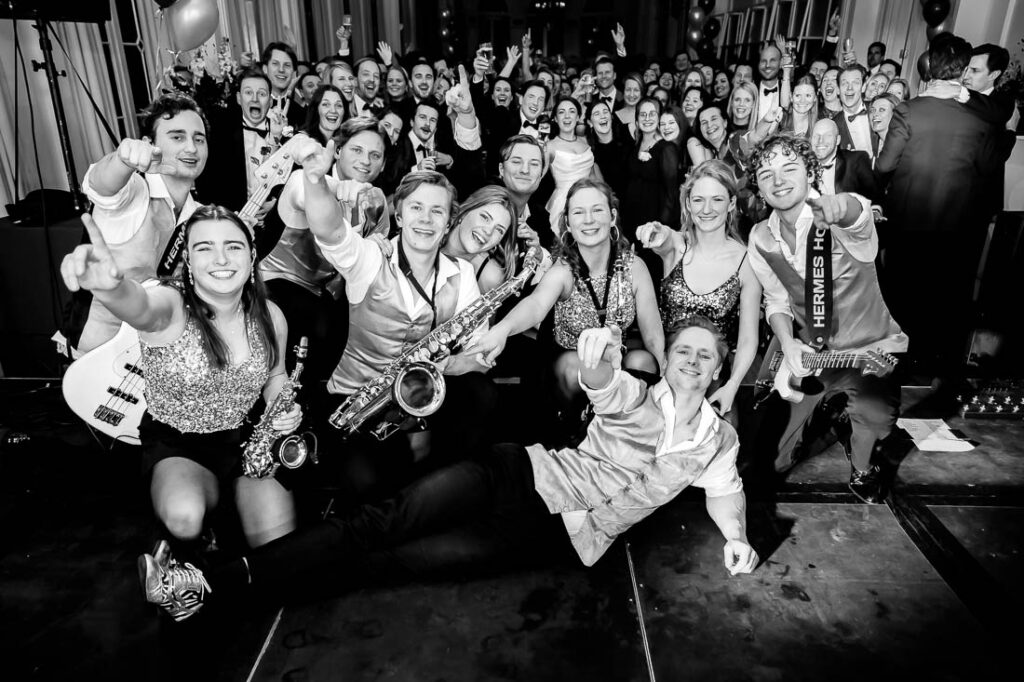 bruidspaar en Hermes House Band in Rotterdam