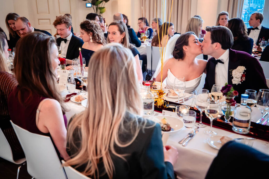 bruidspaar geeft elkaar een kus in Rotterdam