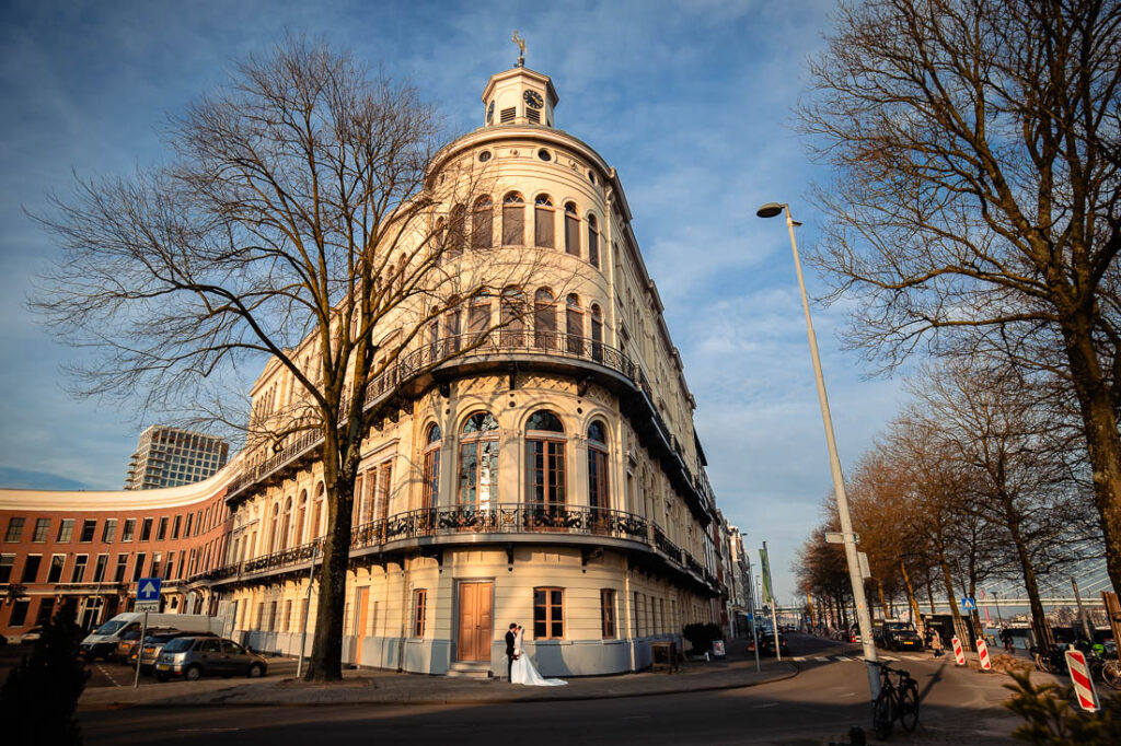 bruidspaar gefotografeerd bij Wereldmuseum Rotterdam