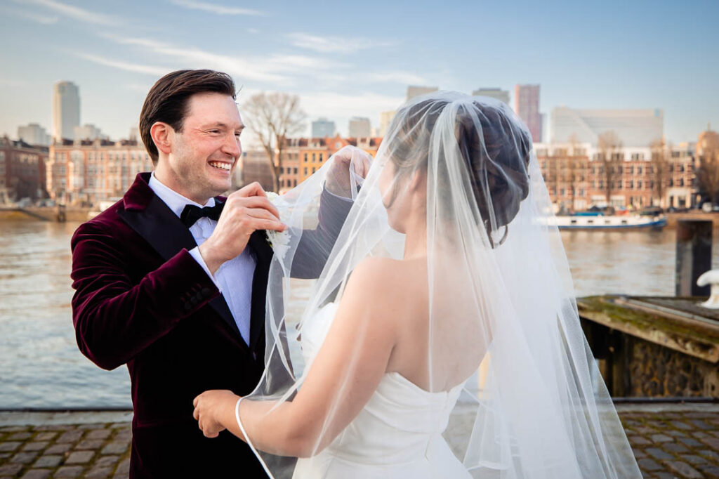 bruidspaar gefotografeerd door award winnende bruidsfotograaf in Rotterdam