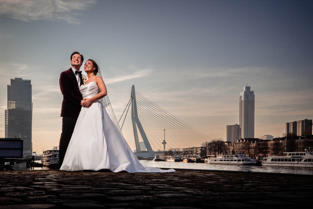 bruidspaar gefotografeerd door bruidsfotograaf bij Erasmusbrug