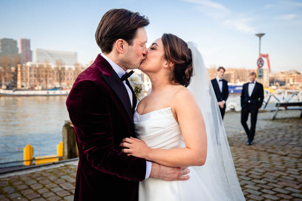 bruidspaar gefotografeerd door bruidsfotograaf in Rotterdam