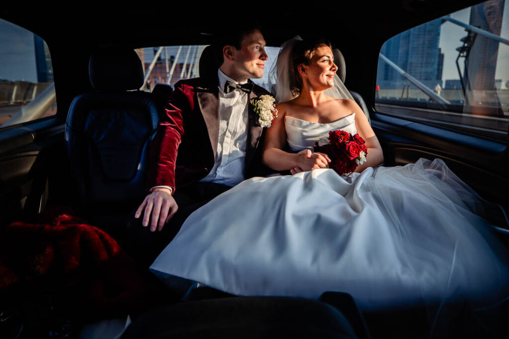 bruidspaar gefotografeerd in auto in Rotterdam