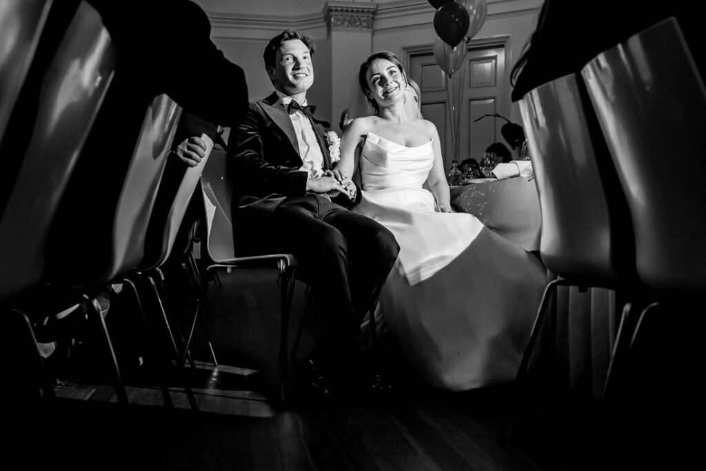 bruidspaar gefotografeerd tijdens diner bij het Wereldmuseum in Rotterdam