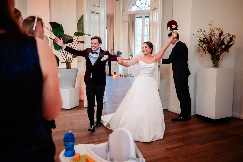 bruidspaar gefotografeerd tijdens entree bij het Wereldmuseum in Rotterdam