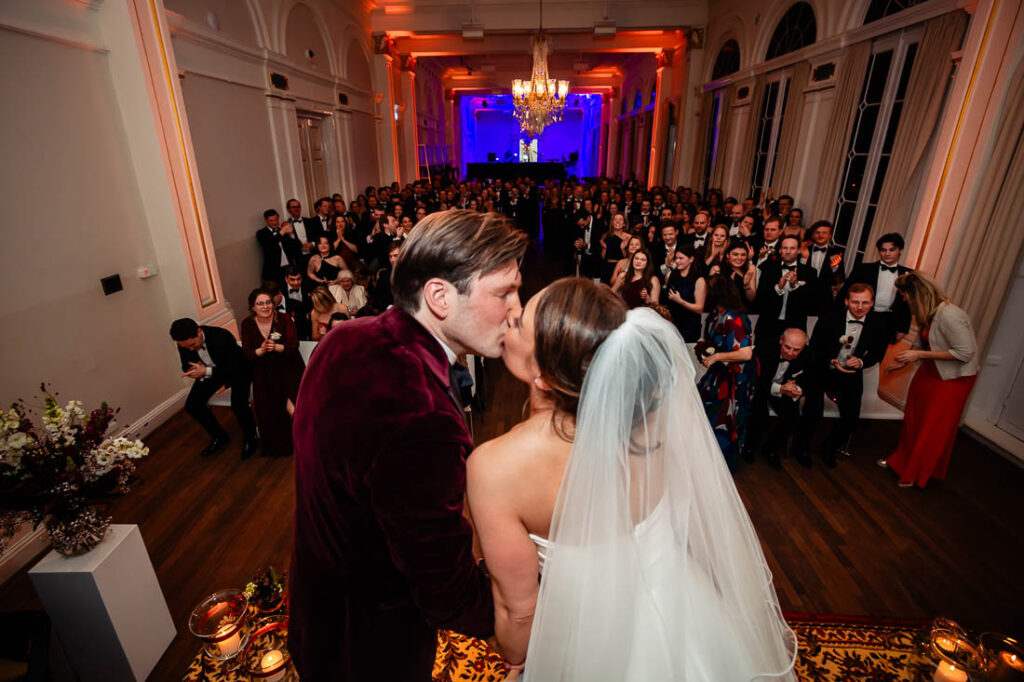bruidspaar geven elkaar een kus tijdens de ceremonie in Rotterdam