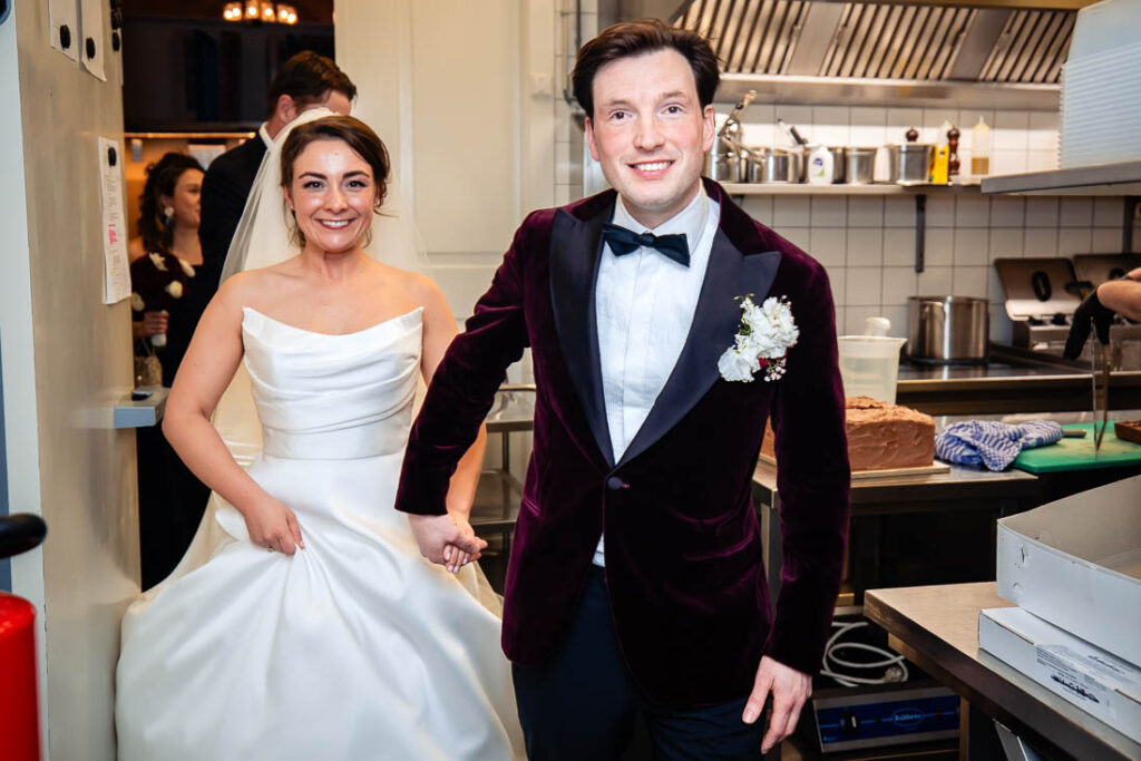 bruidspaar loopt weg na diner in Rotterdam