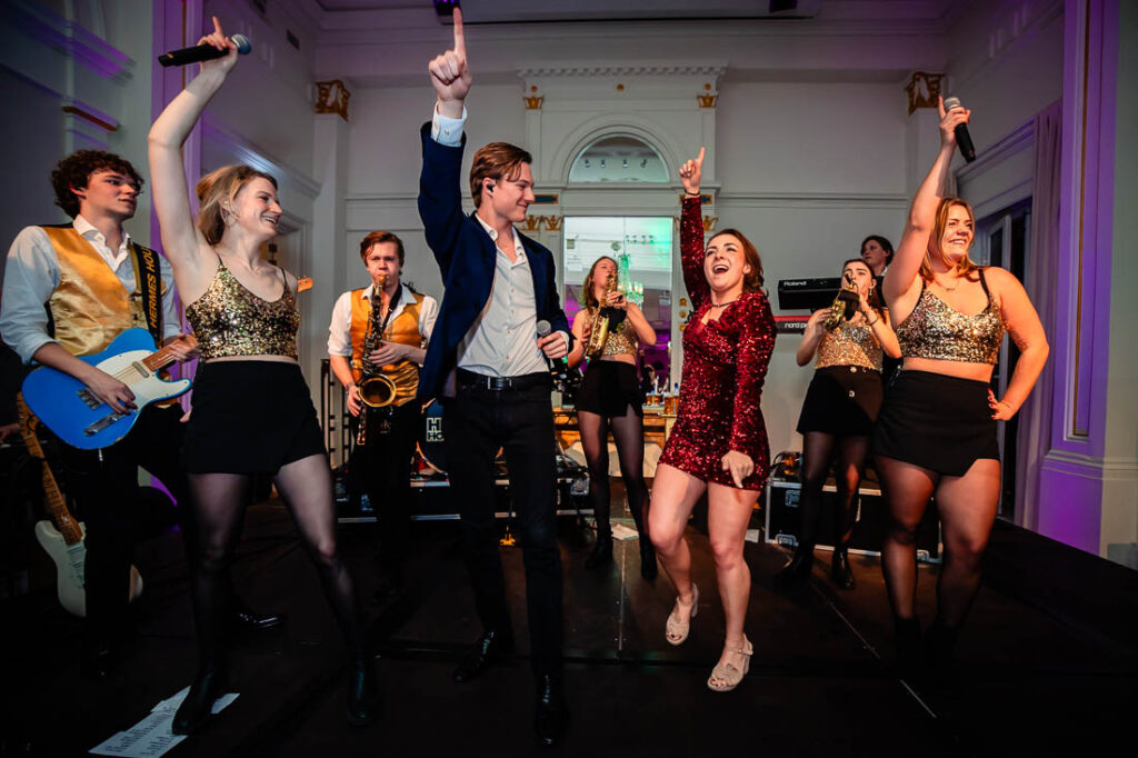 bruidspaar op podium met Hermes House Band in Rotterdam