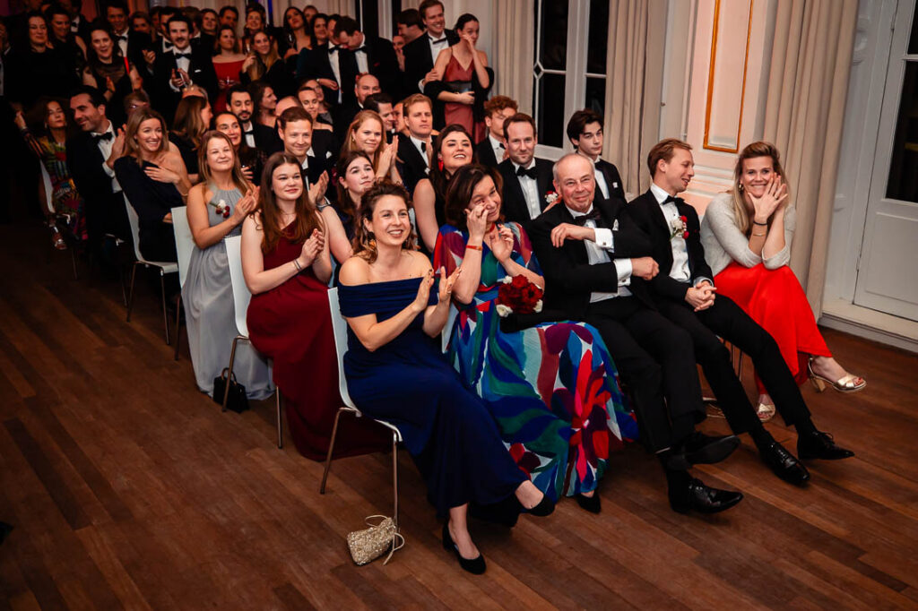 gasten lachen tijdens ceremonie in Rotterdam