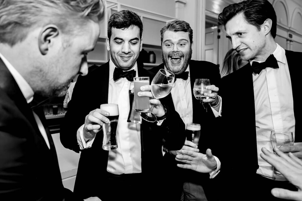 gasten tijden het trouwfeest in Rotterdam