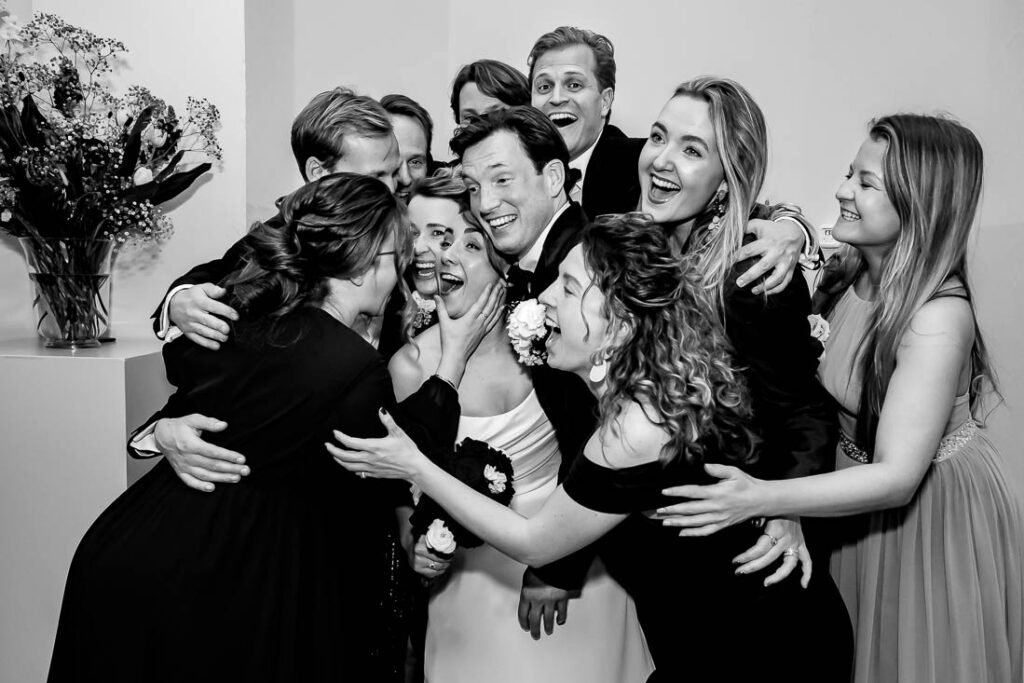 groepsfoto met bruidspaar tijdens bruiloft in Rotterdam