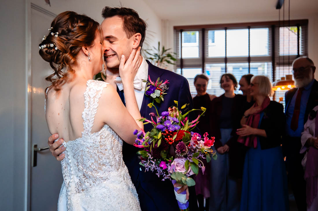 first look bruidspaar en gasten fort bij vechten