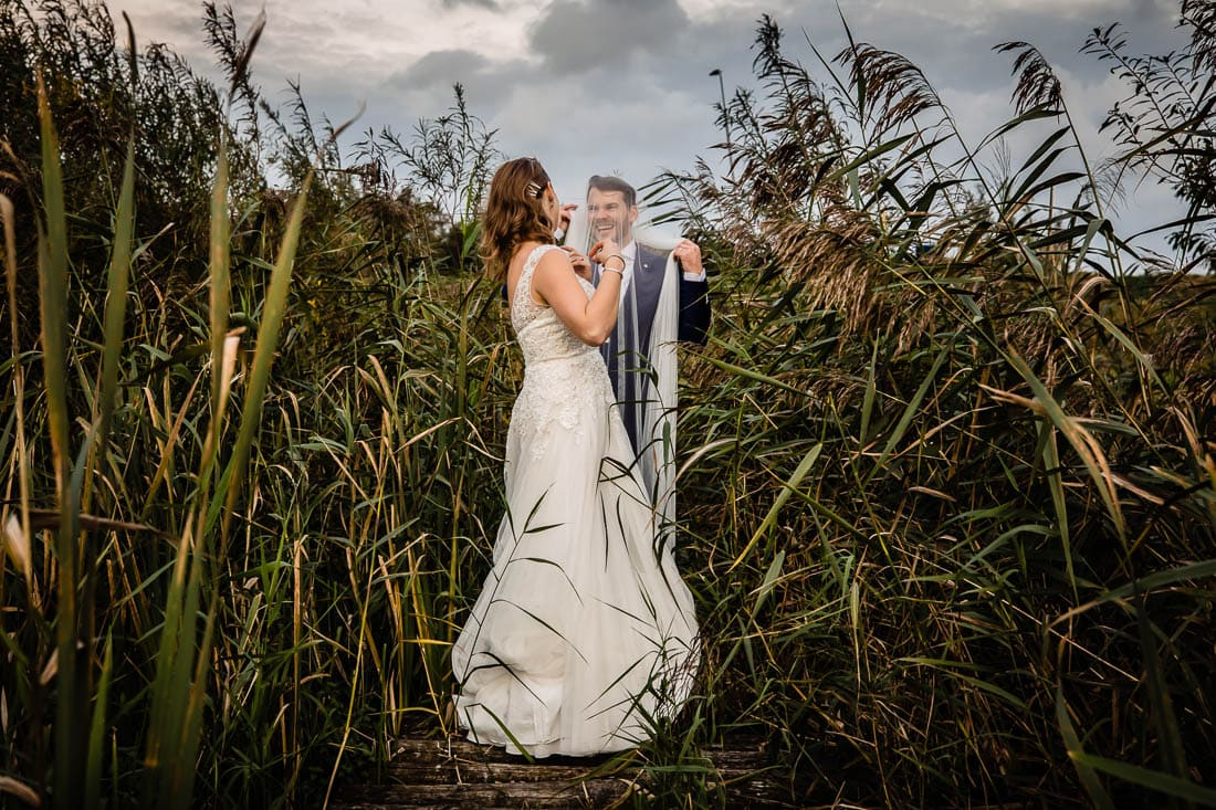 Een bruidspaar in de natuur van Zuid Holland