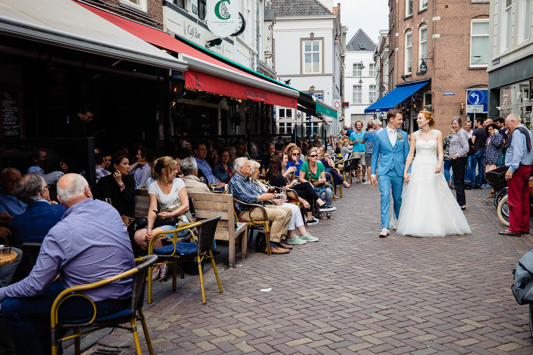 Een net getrouwd echtpaar in het centrum van Den Bosch