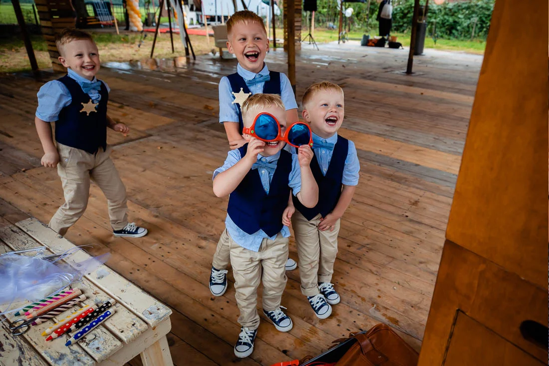 De kinderen stelen de show op de bruiloft