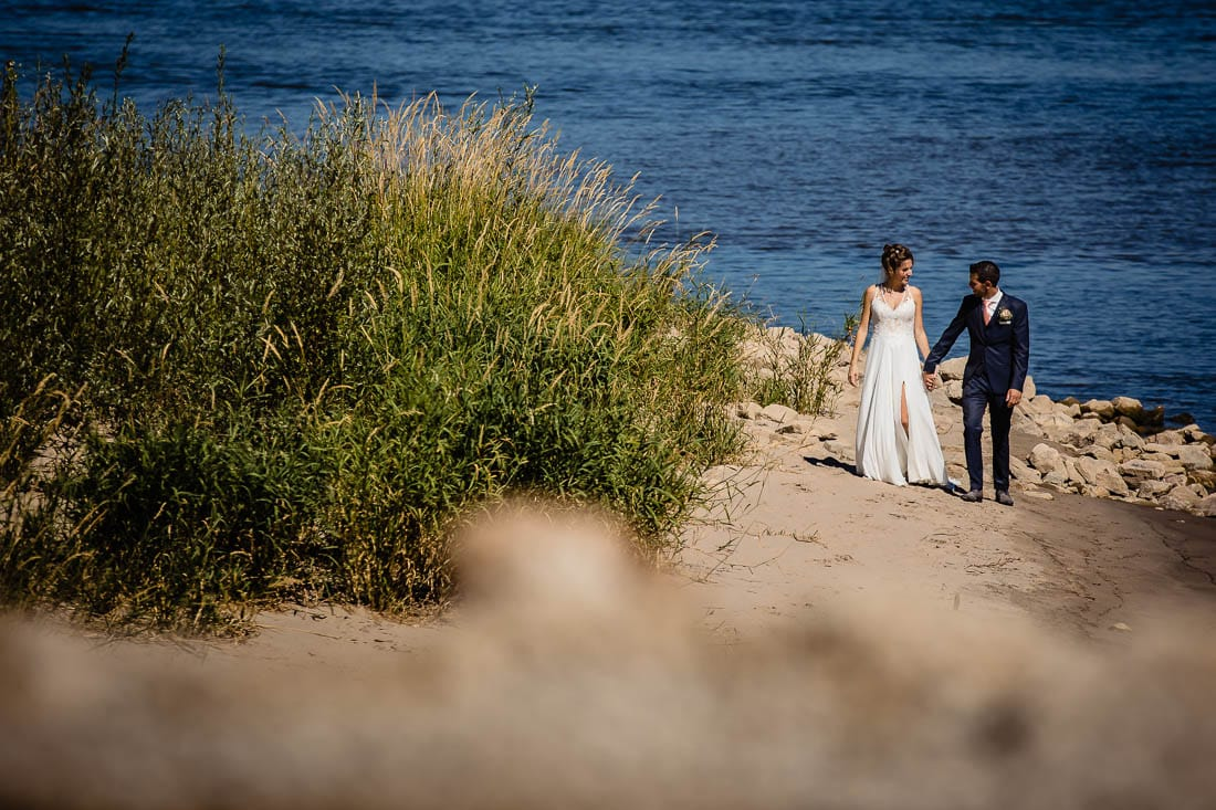 Een bruidspaar op het strand