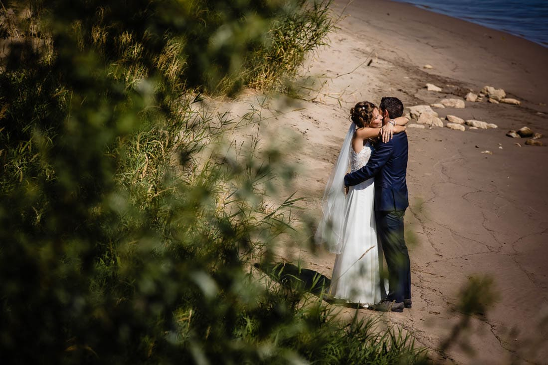 Een foto van een bruidspaar op het strand